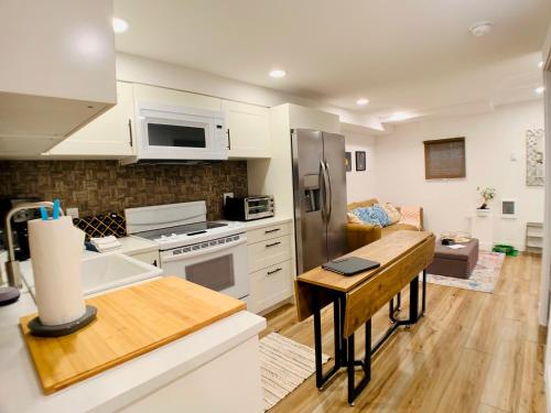 Phinneywood Hideaway - Zoo Meets Lake,,3.5 star