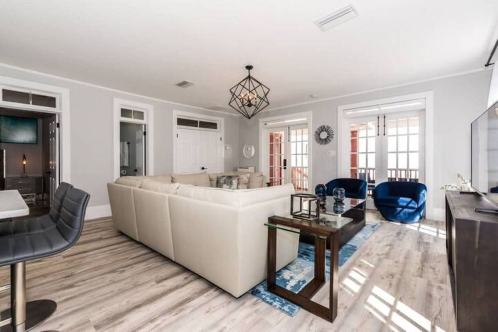 20 hypolita luxury downtown apartment
