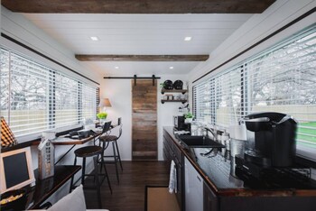 The Blue Ridge "Romantic" Tiny Home Near Magnolia & Baylor,Waco>>Bellmead,3 star