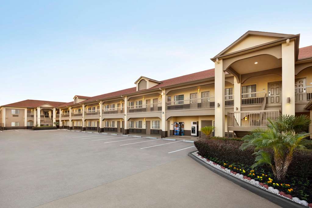 days inn and suites by wyndham houston hobby airport