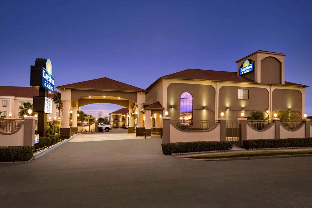 days inn and suites by wyndham houston hobby airport