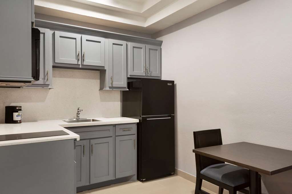 days inn and suites by wyndham houston hobby airport