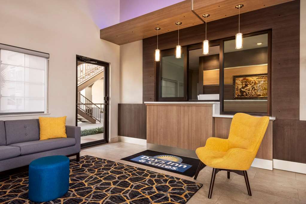 days inn and suites by wyndham houston hobby airport