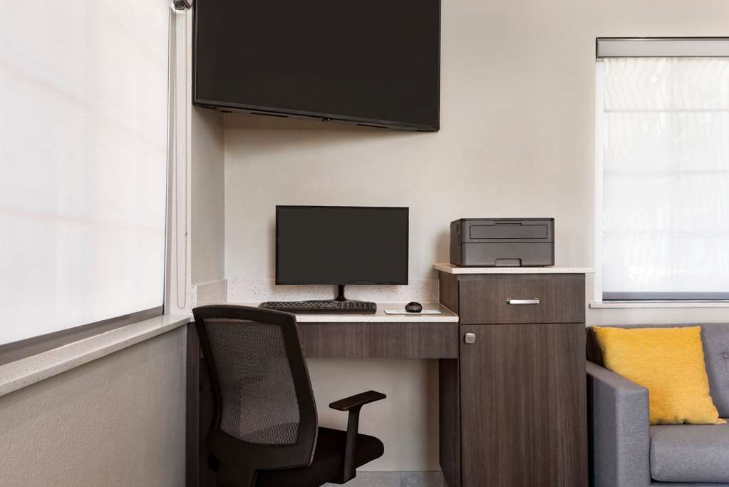 days inn and suites by wyndham houston hobby airport