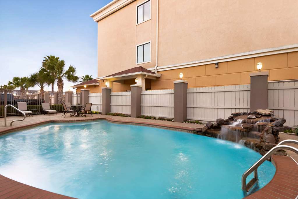 days inn and suites by wyndham houston hobby airport
