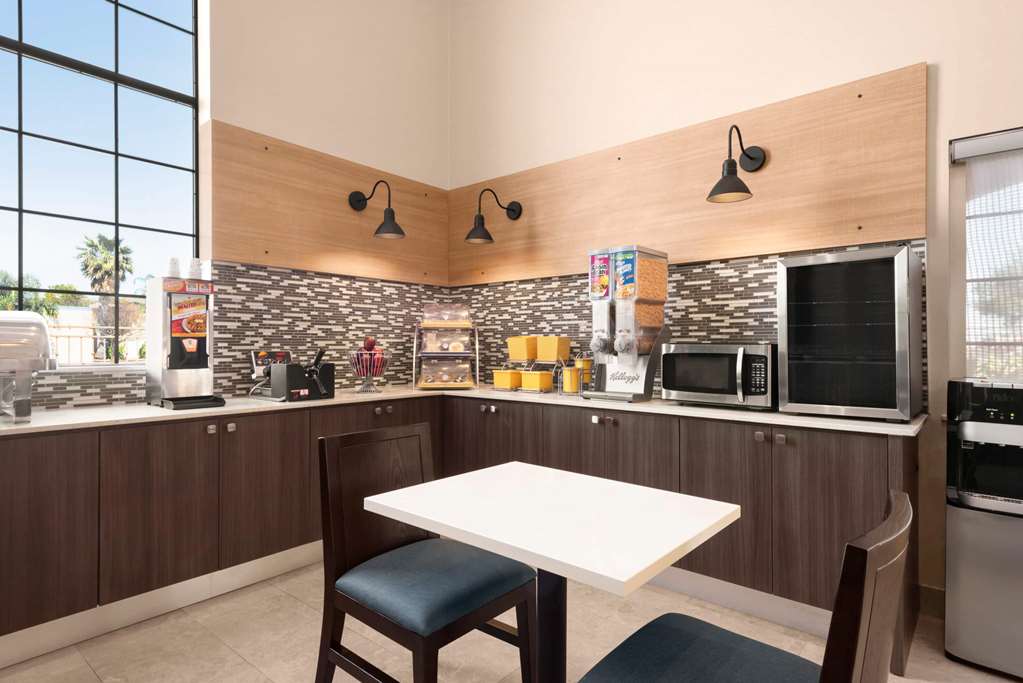 days inn and suites by wyndham houston hobby airport