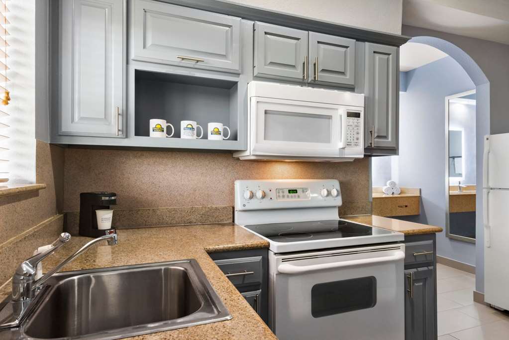 days inn and suites by wyndham houston hobby airport