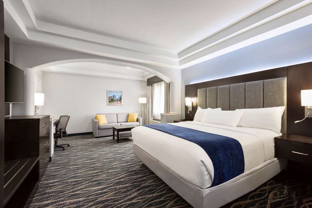 days inn and suites by wyndham houston hobby airport