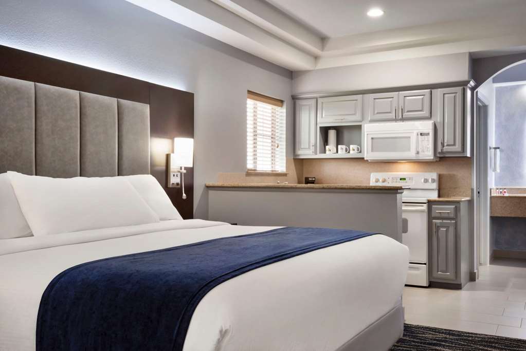days inn and suites by wyndham houston hobby airport