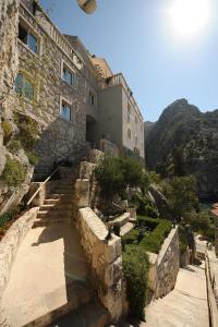 omis