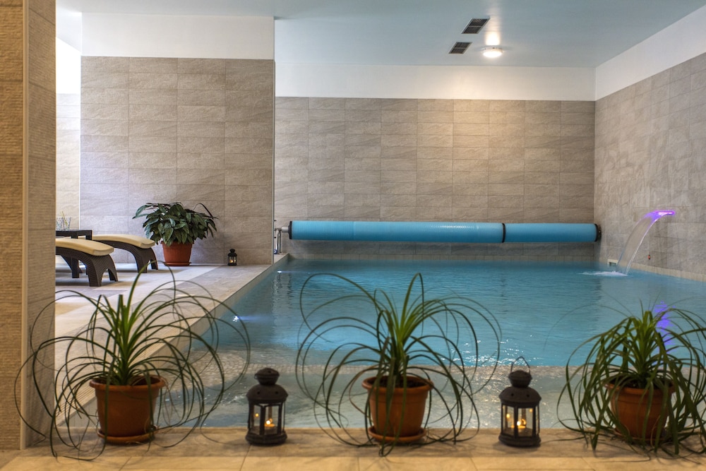 family resort hotel manora