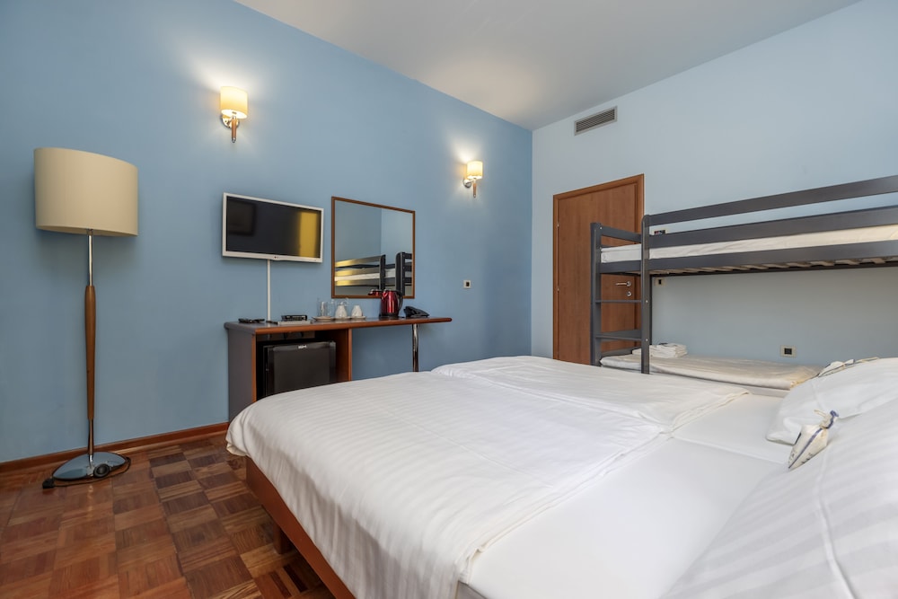 family resort hotel manora