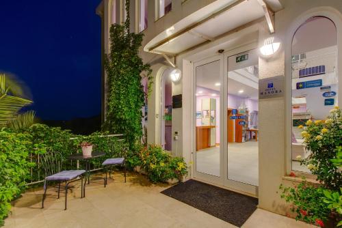 family resort hotel manora