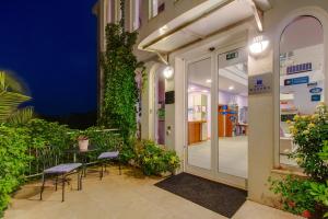 family resort hotel manora