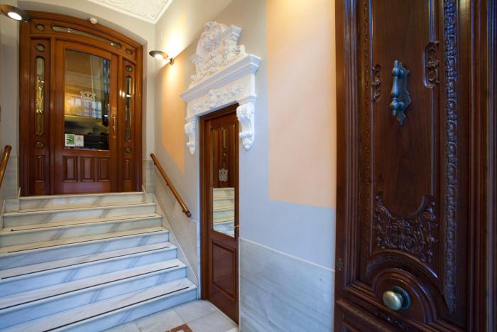 suites gran via 44 apartahotel