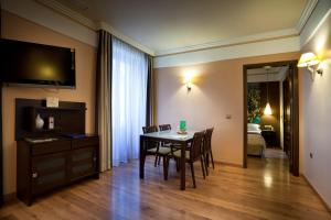 suites gran via 44 apartahotel