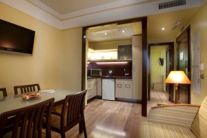 suites gran via 44 apartahotel