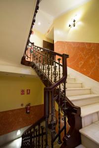 suites gran via 44 apartahotel