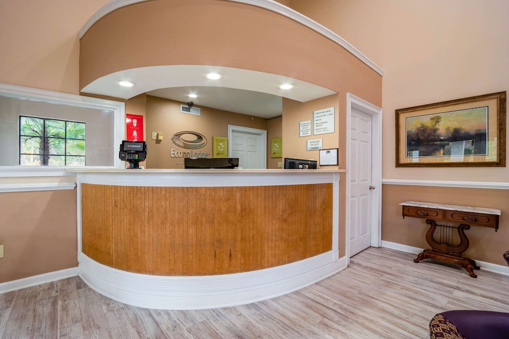 econo lodge inn and suites cayce i 26 airport
