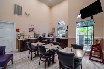 econo lodge inn and suites cayce i 26 airport