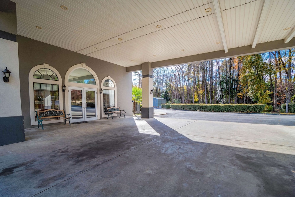 econo lodge inn and suites cayce i 26 airport