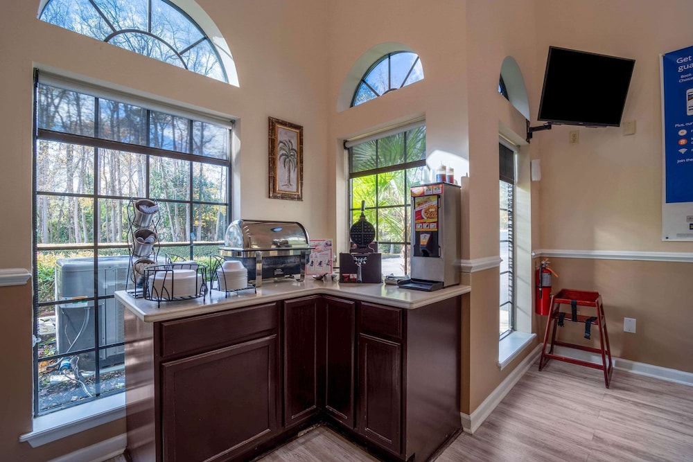 econo lodge inn and suites cayce i 26 airport