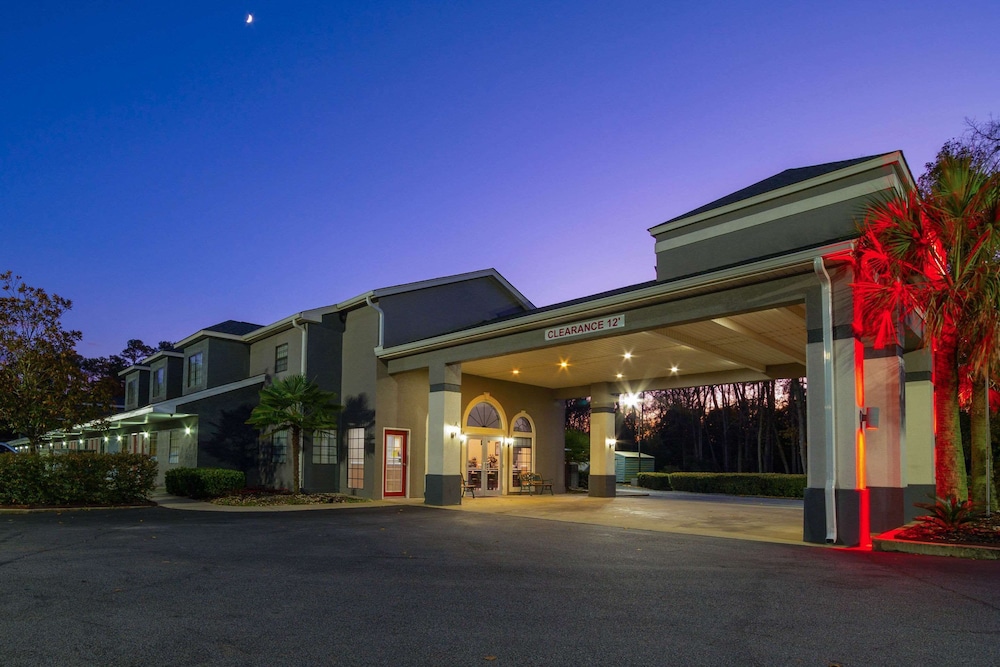Econo Lodge Inn & Suites Cayce I-26 Airport,Columbia>>Cayce,2 star