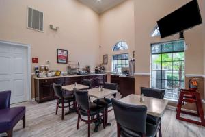 econo lodge inn and suites cayce i 26 airport