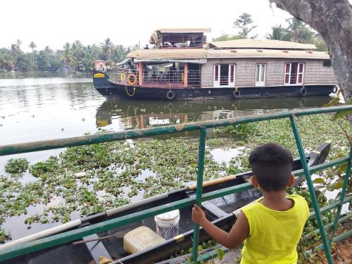 johnsons homestay ecohouseboat