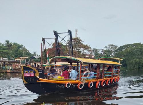 johnsons homestay ecohouseboat