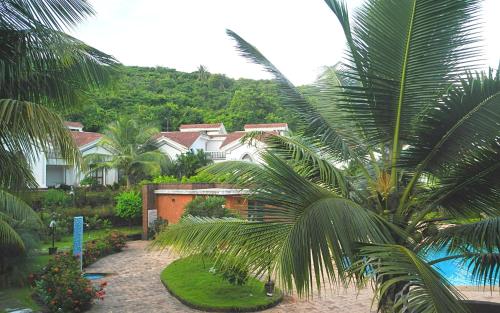pool facing apartment in riviera foothills near baga arpoara