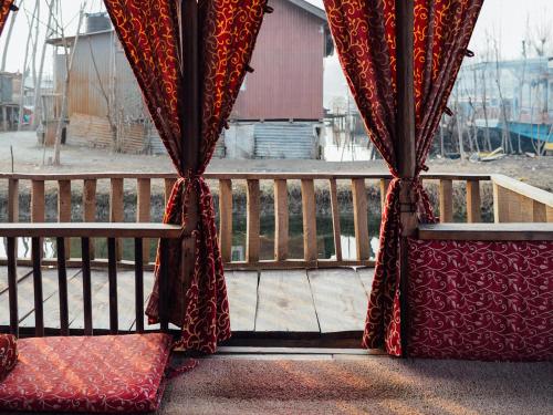 veena palace group of houseboats