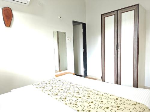 chandralok service apartments