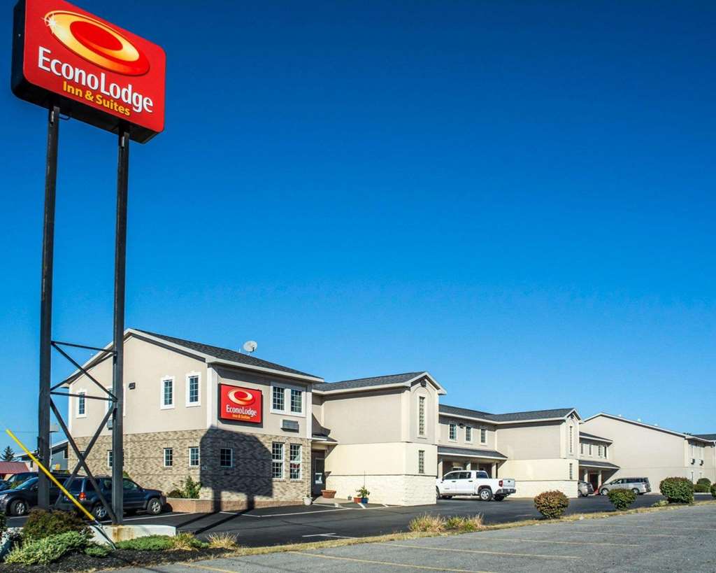econo lodge inn and suites airport