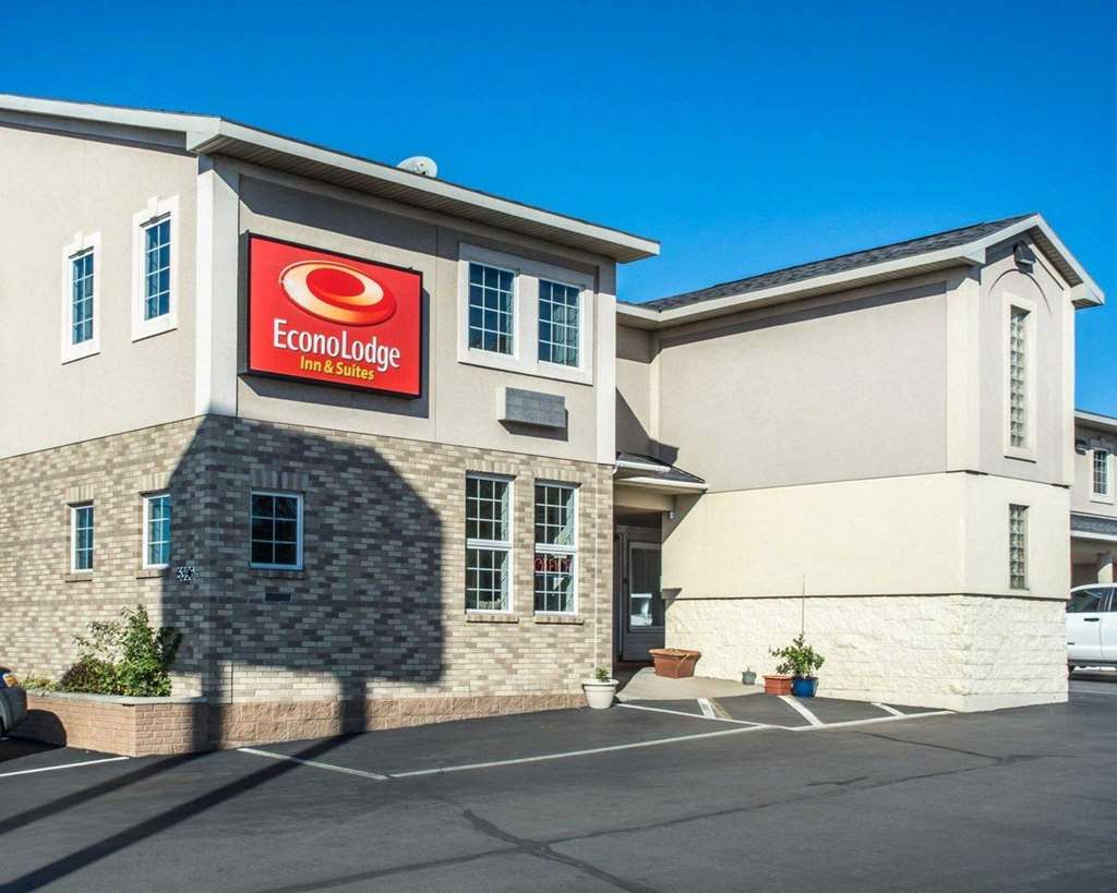 econo lodge inn and suites airport