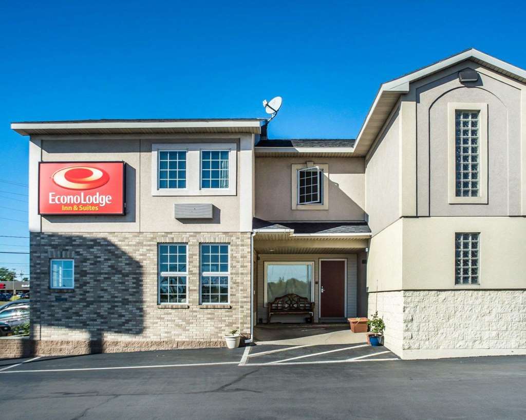 econo lodge inn and suites airport