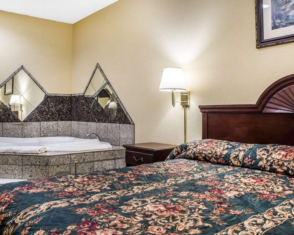 econo lodge inn and suites airport