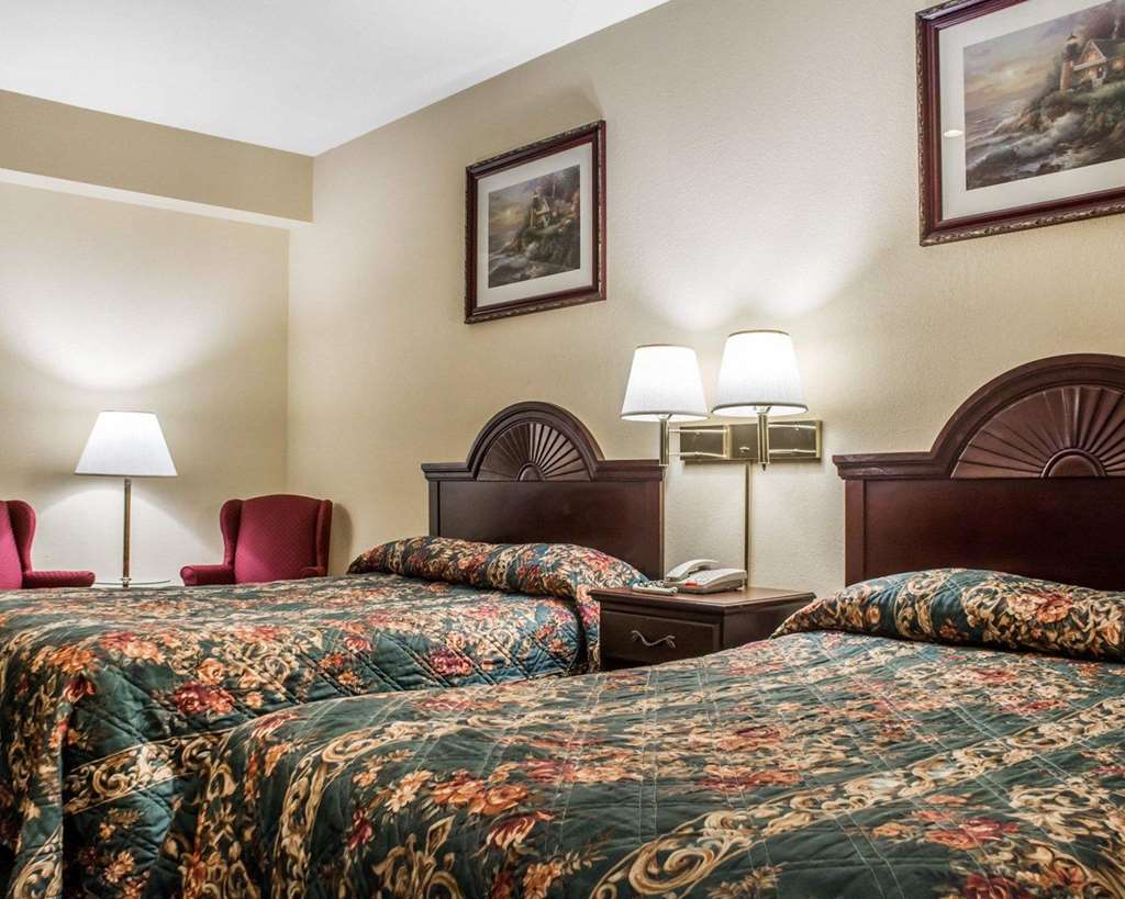 econo lodge inn and suites airport