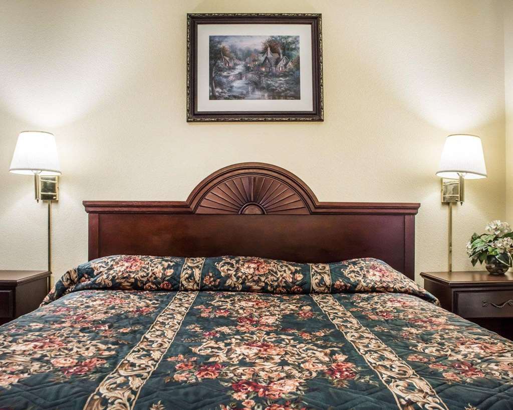 econo lodge inn and suites airport