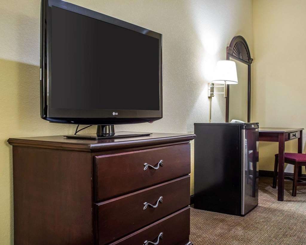 econo lodge inn and suites airport