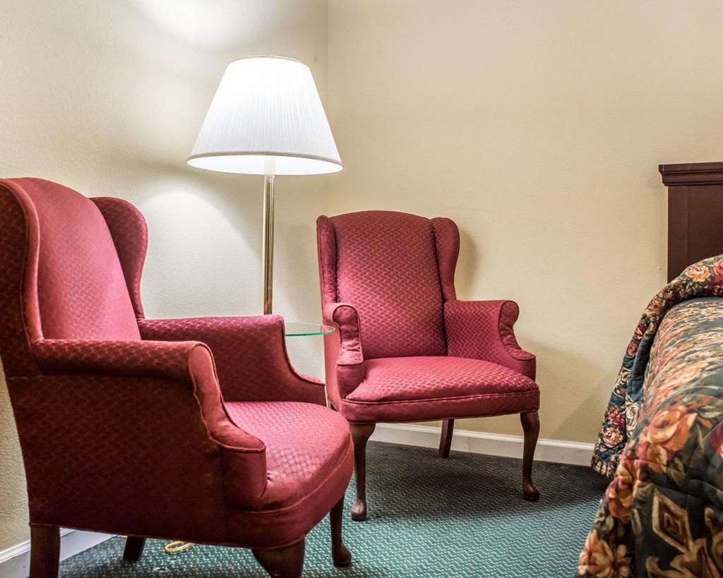 econo lodge inn and suites airport