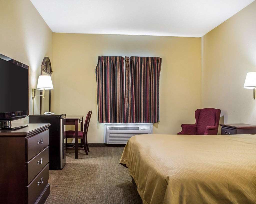 econo lodge inn and suites airport