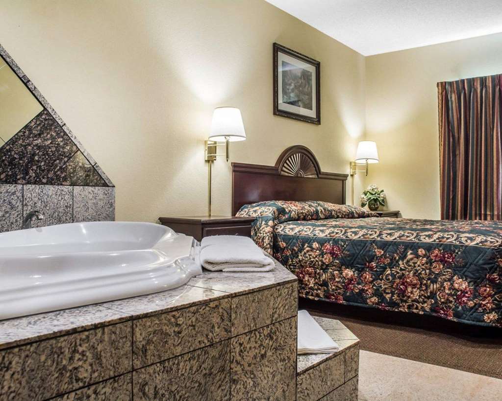 econo lodge inn and suites airport