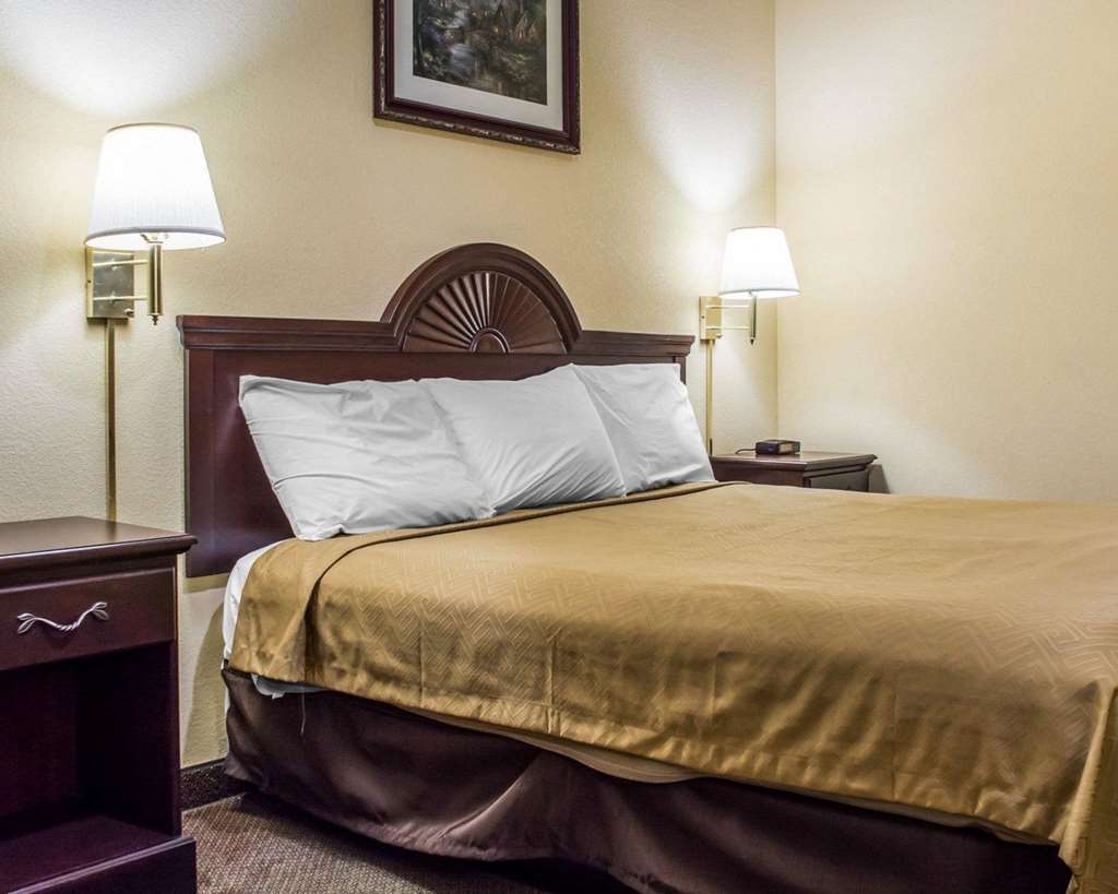 econo lodge inn and suites airport
