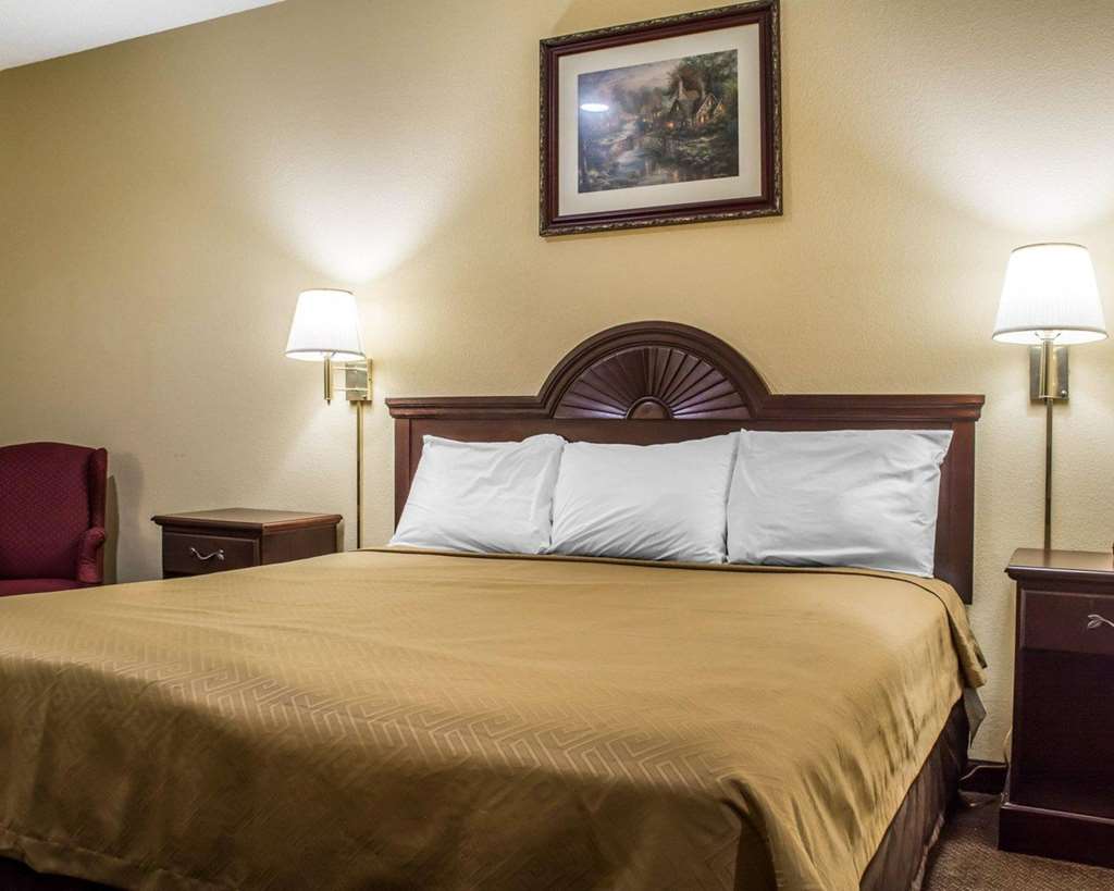 econo lodge inn and suites airport
