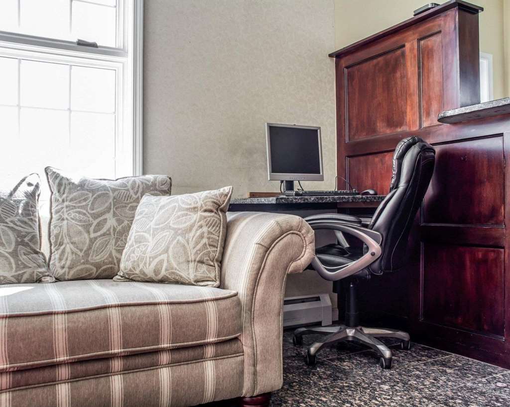 econo lodge inn and suites airport