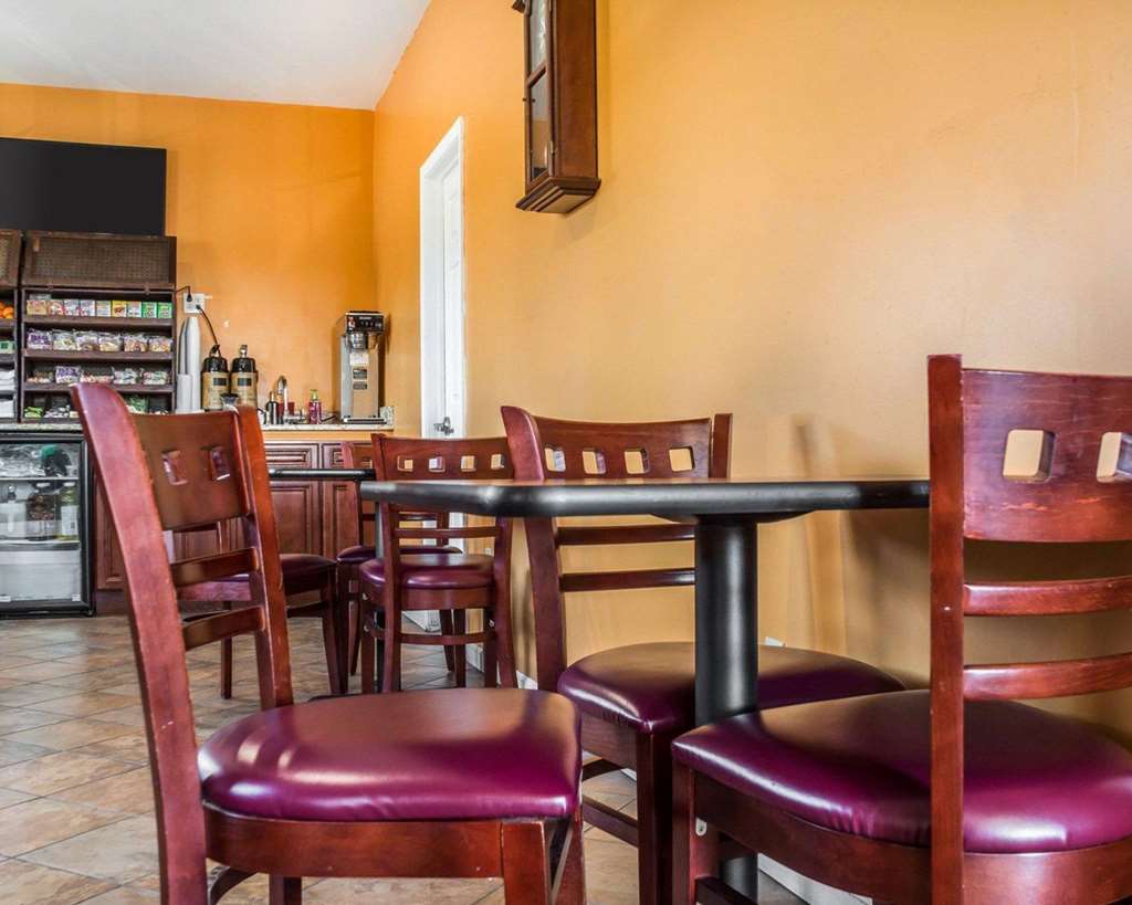 econo lodge inn and suites airport