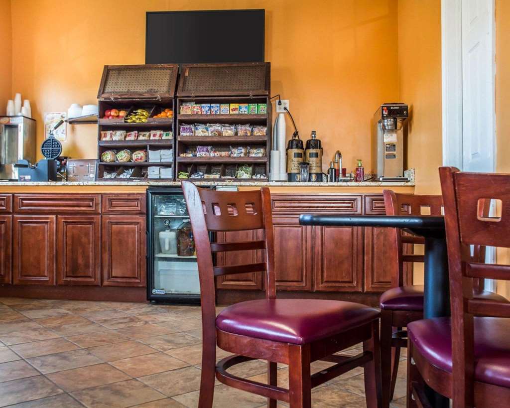 econo lodge inn and suites airport
