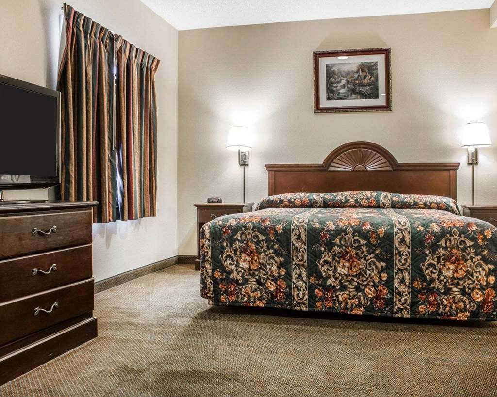 econo lodge inn and suites airport