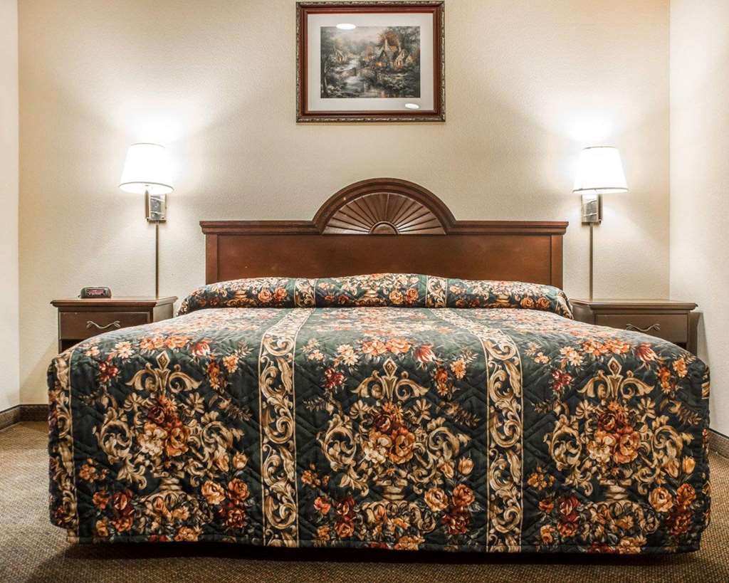 econo lodge inn and suites airport